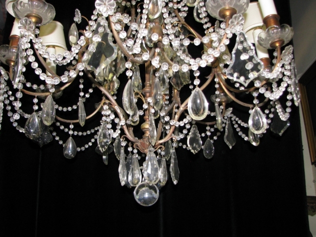 CH09  Antique Ventien cut crystal and beaded 10 light brass chandelier (4)